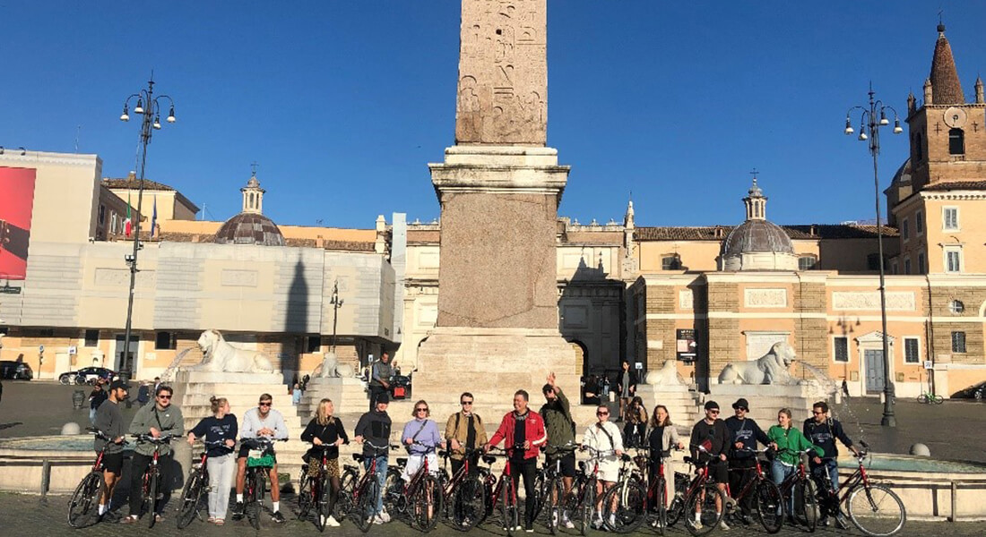 Studiegruppen med cykler foran obelisken på Piazza del Popolo