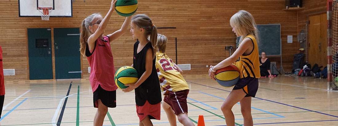 Børn spiller basket