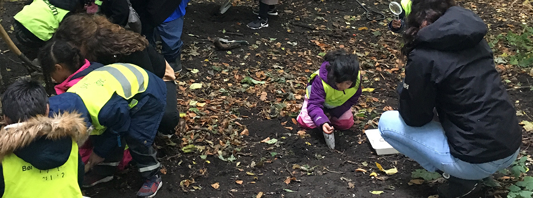 Børn leger i skov