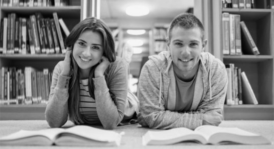 To studerende på bibliotek
