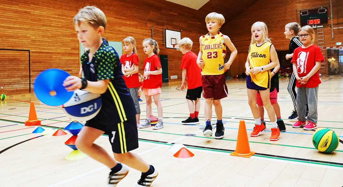 Børn i 3. klasse løber en stafet i BasketMatematik. Foto Allan Jørgensen.