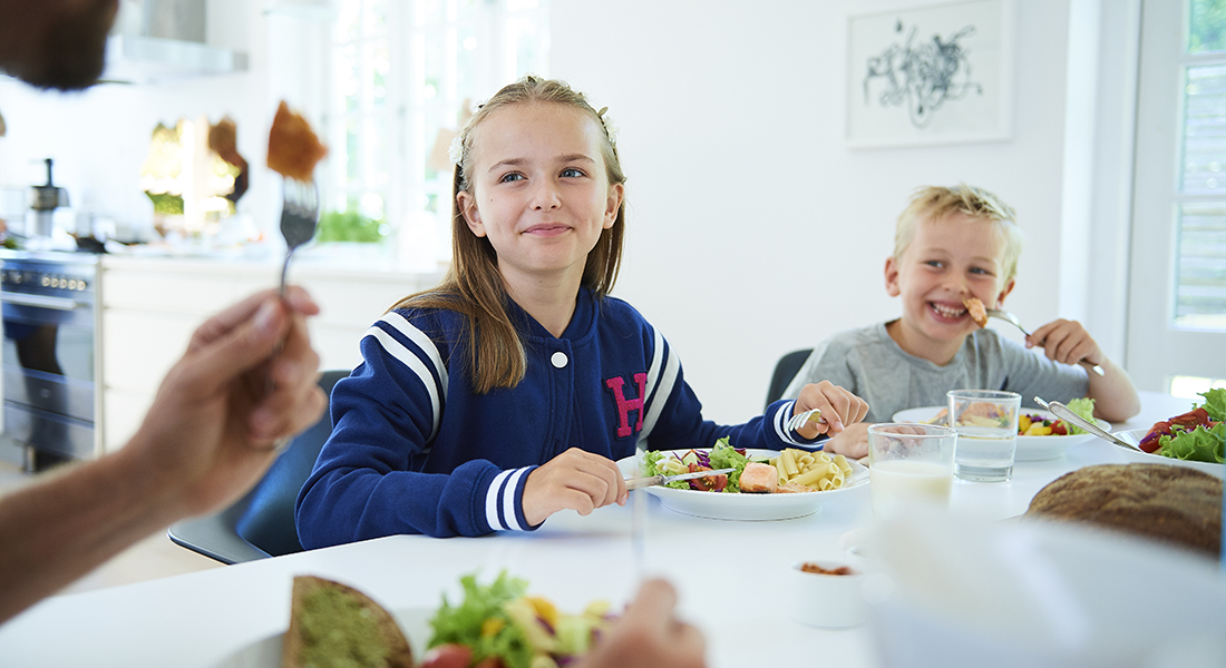 Børn spiser fisk Børn spiser fisk